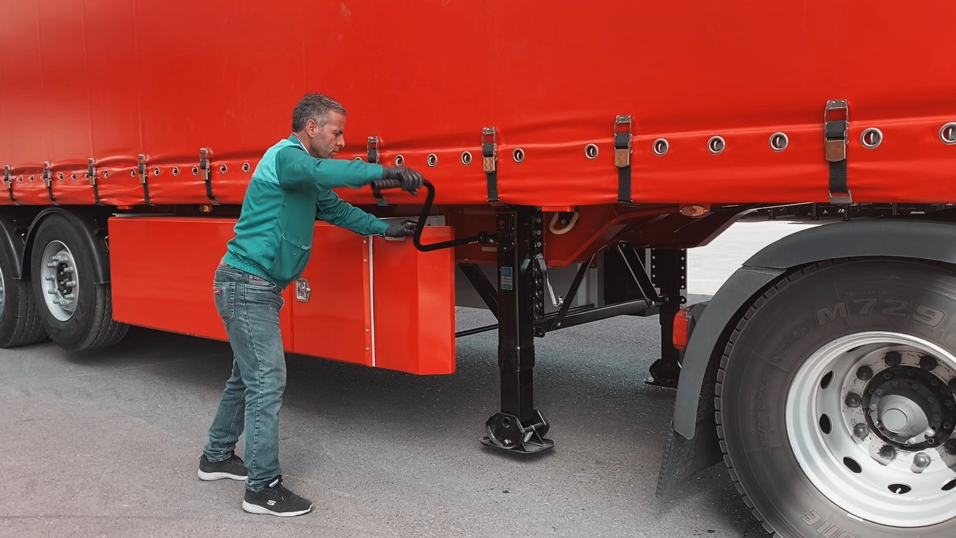 how to connect the trailer to truck
